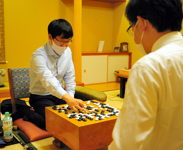 井山開幕5連勝、山下は初白星