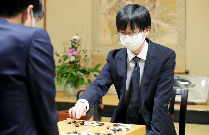 粘り光る芝野王座、勝って最終局へ