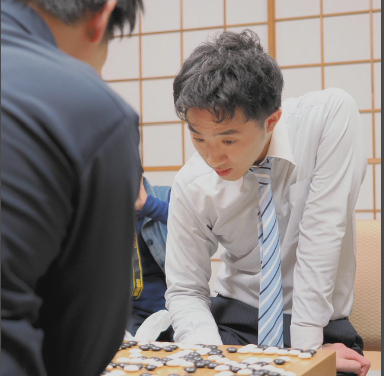 富士田明彦七段、張栩九段を破り白星先行