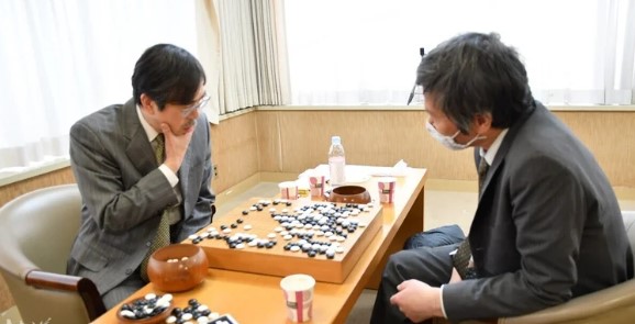 3月7日対局結果 第３回テイケイグループ杯レジェンド戦が先週に開幕しました。片岡聡九段と宮沢吾朗九段の一戦が行われ、片岡が勝利しました。