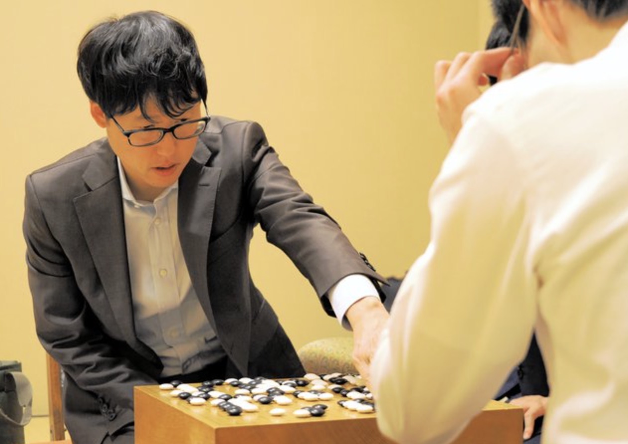 井山、名人リーグ4勝目