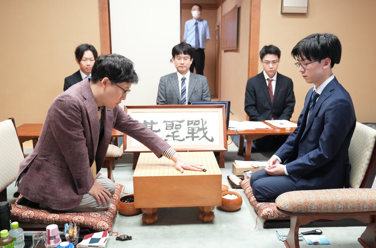 井山4連覇達成、タイトル数最多タイに