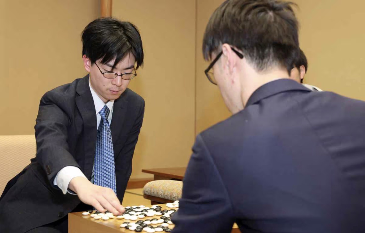 「第80期本因坊戦本戦準決勝」(黒)芝野虎丸九段 対 許家元九段(白)