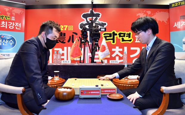 芝野虎丸九段が楊楷文九段に敗れ、連勝ならず