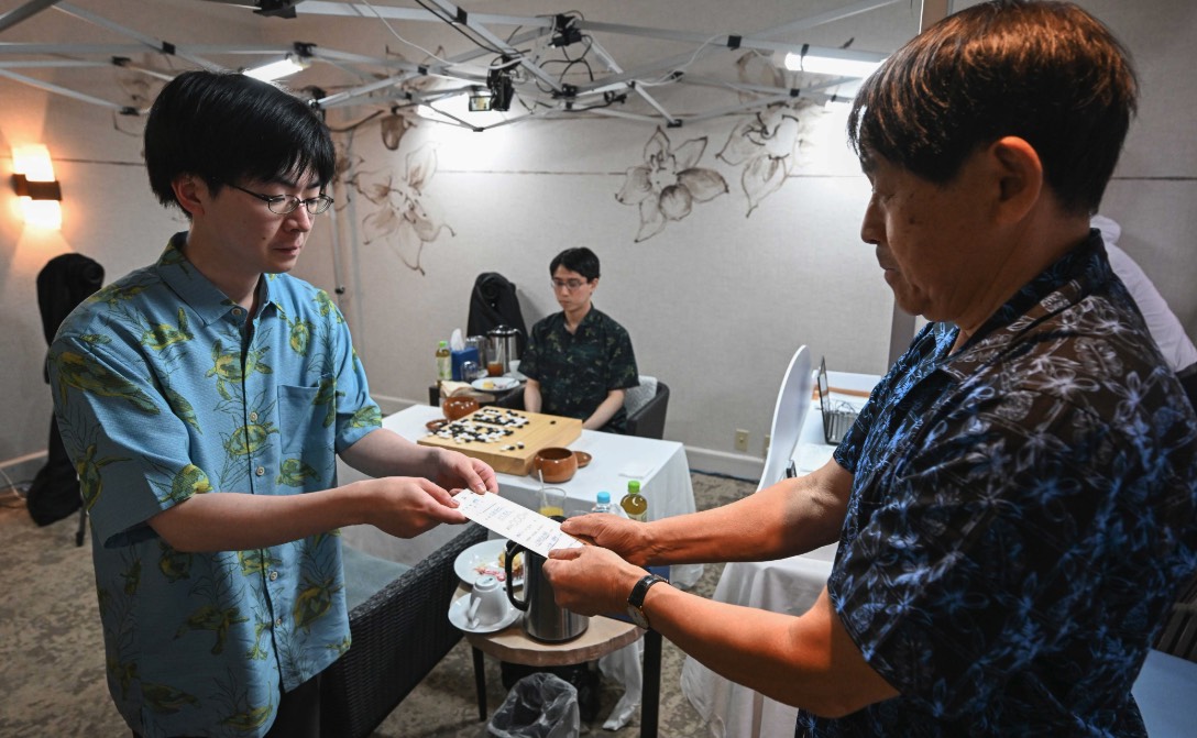 芝野虎丸十段が121手目を封じ、1日目終了