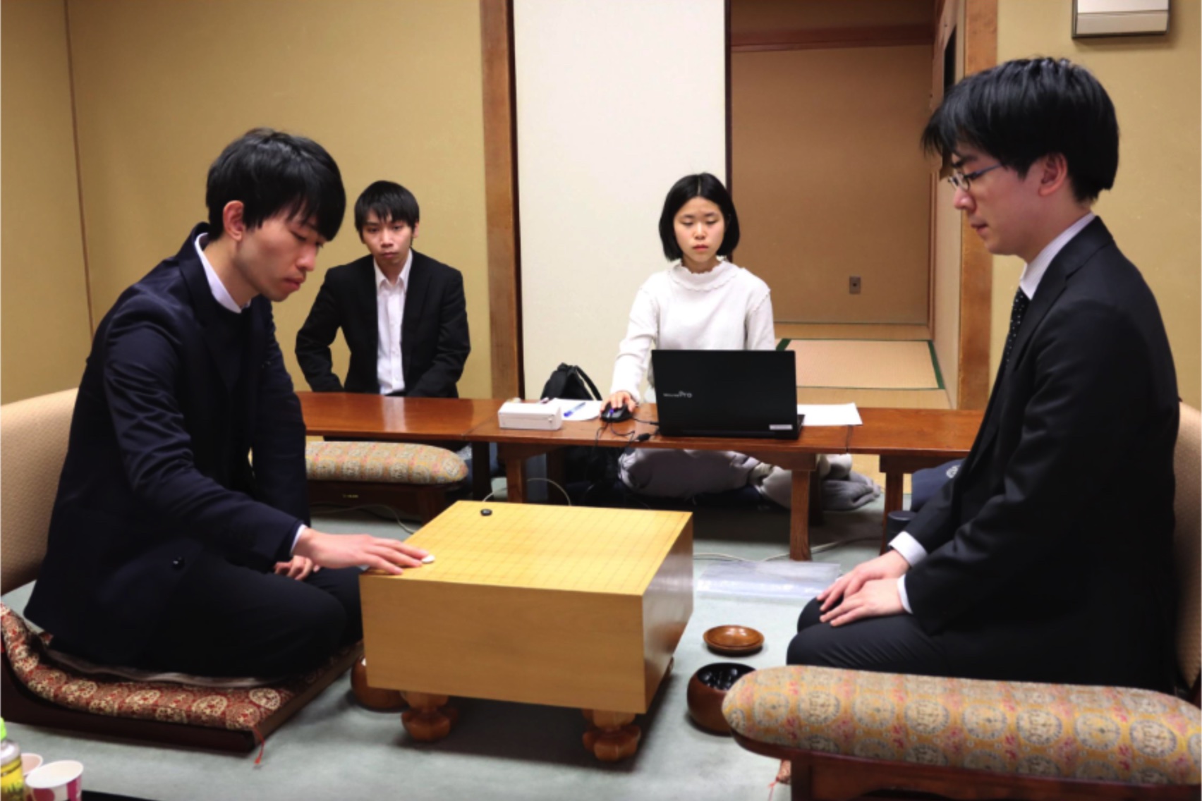 本木克弥九段が芝野虎丸十段を破る、リーグ3勝目