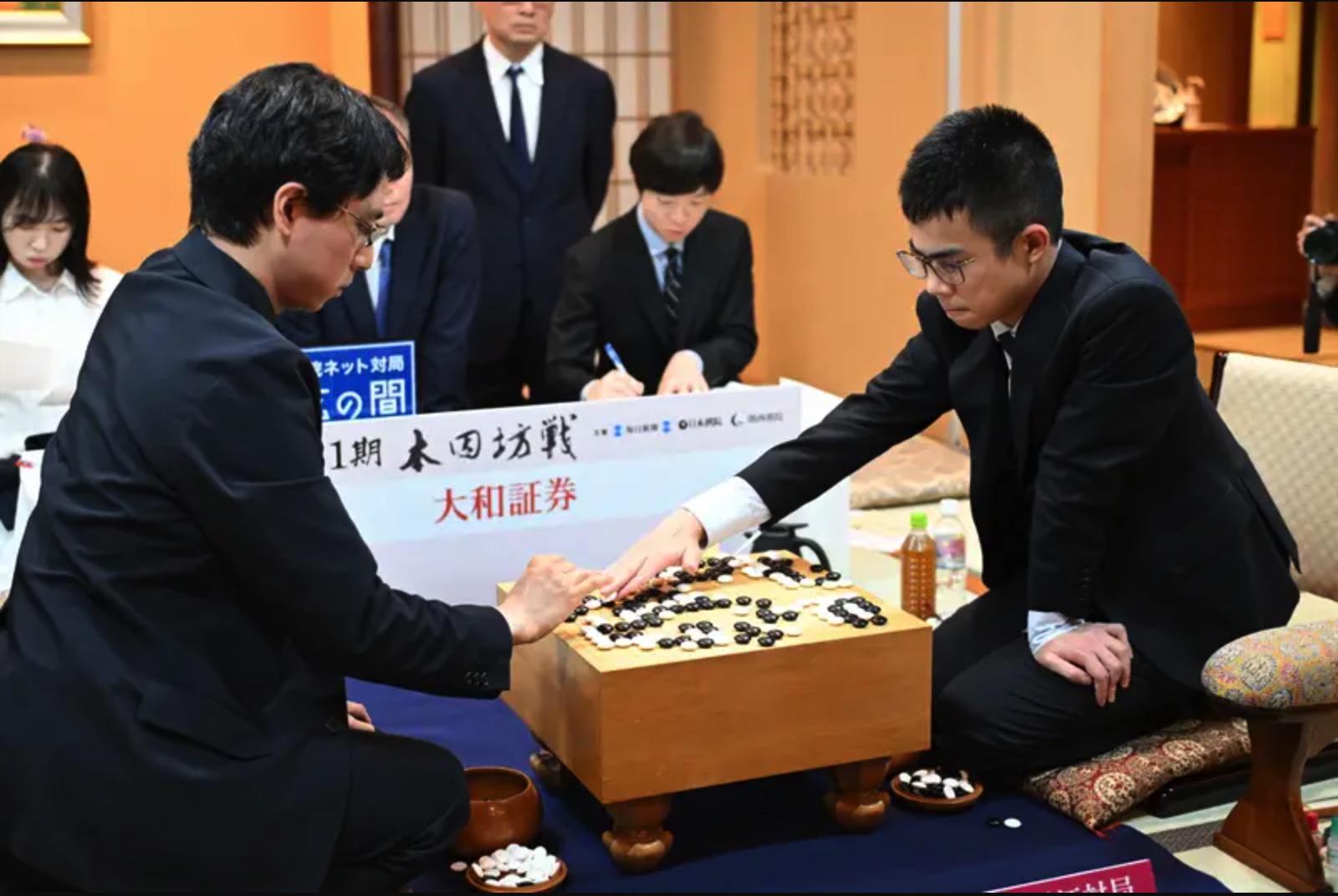 挑戦者の福岡航太朗七段が先勝