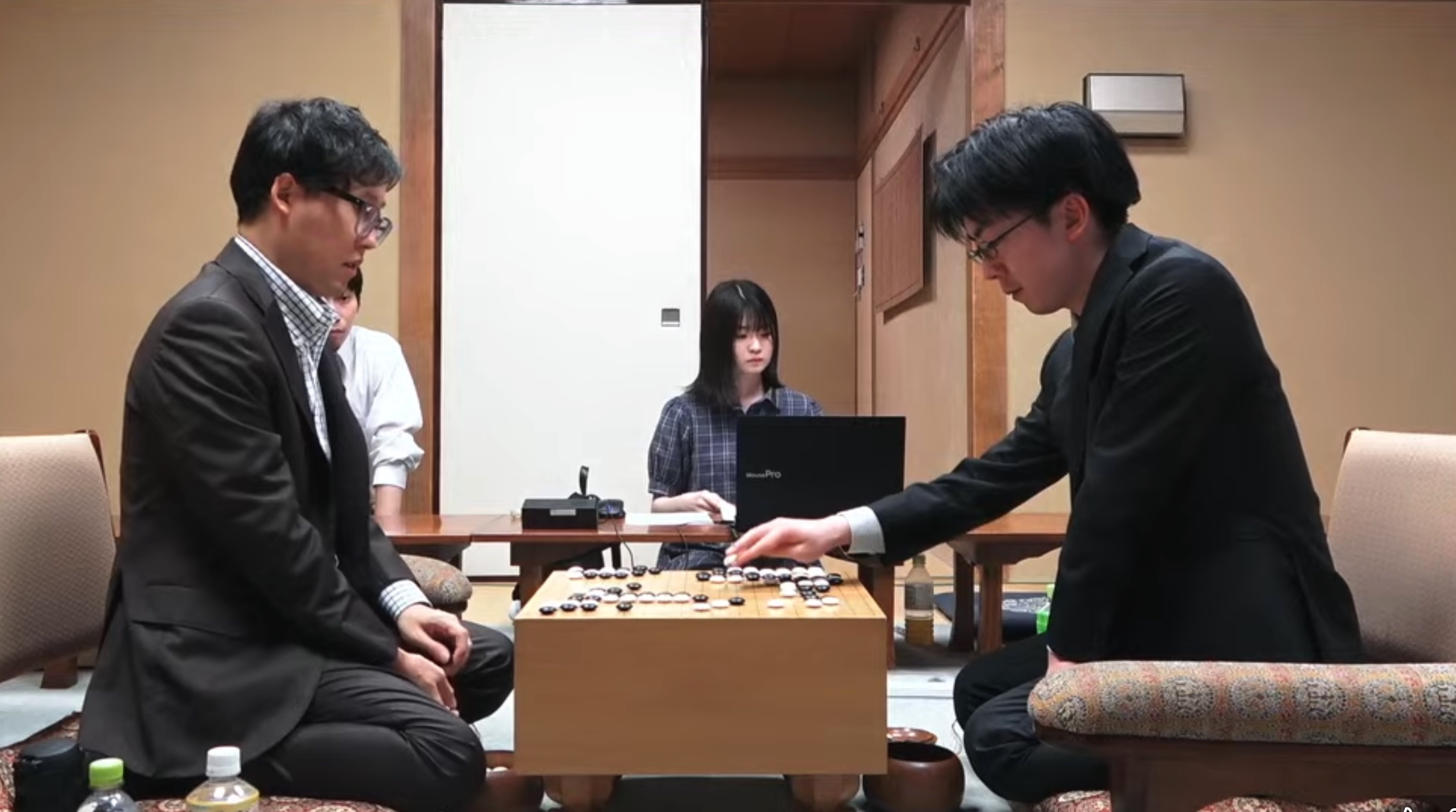 芝野虎丸棋聖が井山裕太碁聖との大一番を制す