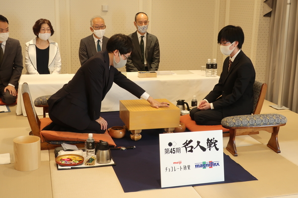 【第45期名人戦挑戦手合第2局】(黒)井山裕太九段 対 芝野虎丸九段(白)