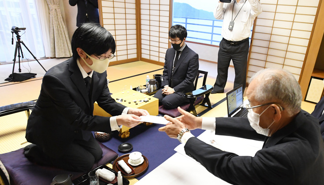 囲碁名人戦第４局は29日午後5時37分、芝野名人が58手目を封じて１日目が終わりました。