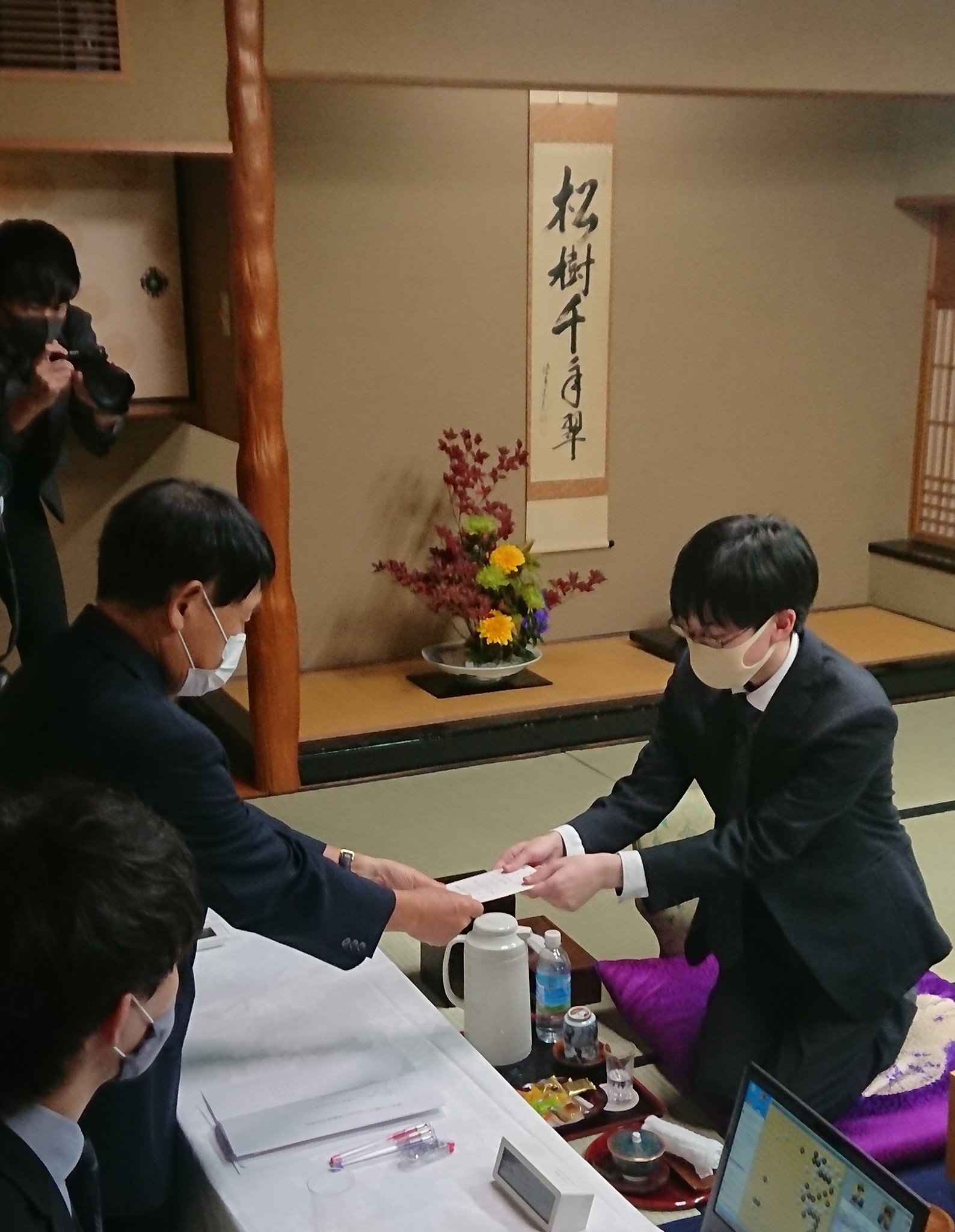 第45期名人戦挑戦手合第5局は、黒番の芝野名人が59手目を封じました。